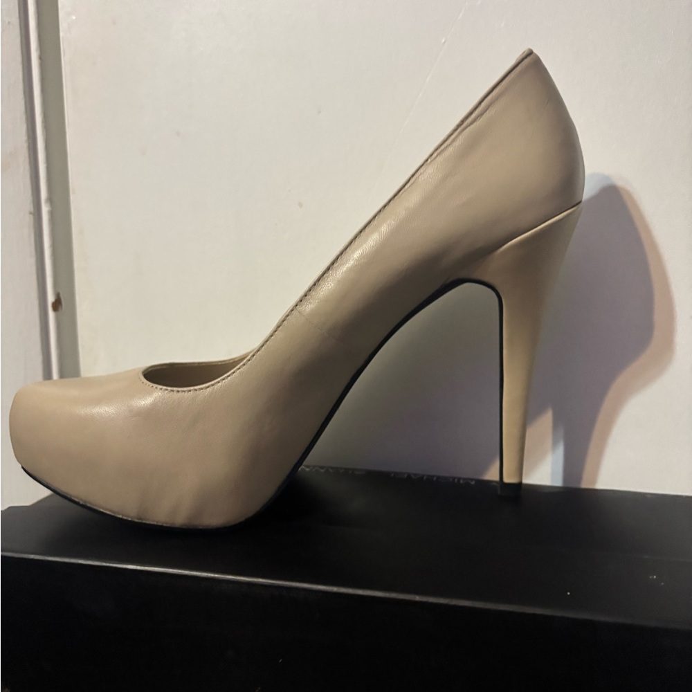 Beige business heel